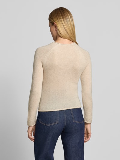 Vrouwenmodel draagt Slim Fit Pullover mit Woll-Alpaka-Anteil von comma in effen licht beige, tricotlook, ronde hals, Materiaalmix, Ruglengte maat 36: 59 cm, Mouwlengte maat 36: 67 cm, Ganzkörperansicht Rückansicht.