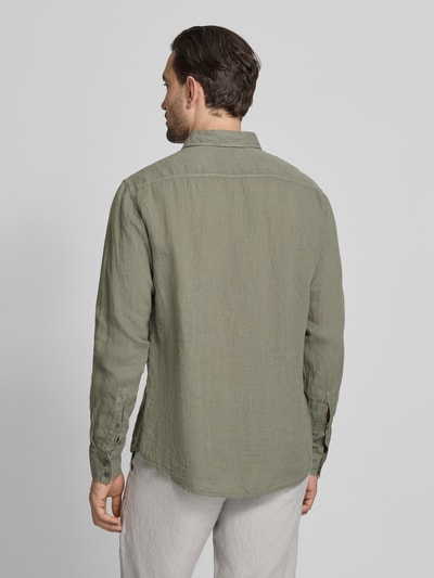 Männermodel trägt Regular Fit Freizeithemd aus reinem Leinen Modell 'RELEGANT' von Marc O'Polo, Optik: Unifarben, Flammgarn, Ganzkörperansicht Rückansicht.