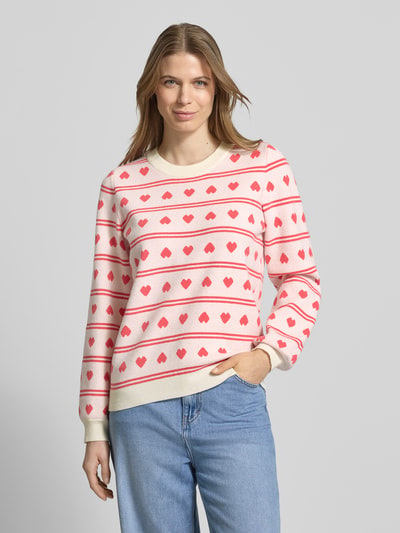 Frauenmodel trägt Relaxed Fit Pullover mit Allover-Motiv-Stitching Modell 'Brielle' von ICHI in Strick-Optik, helle Farben, elastische Abschlüsse, Rundhalsausschnitt, Ganzkörperansicht von vorne.