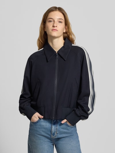 Frauenmodel trägt Regular Fit Sweatjacke mit Viskose-Anteil von Marc O'Polo Denim in Dunkelblau mit Kontraststreifen, Ganzkörperansicht von vorne