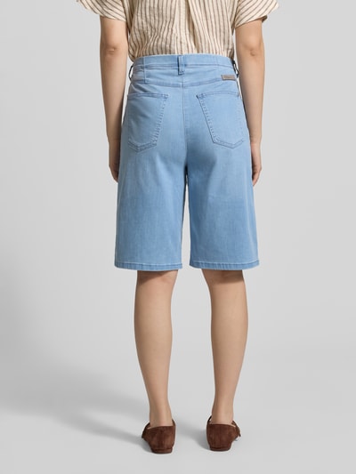 Frauenmodel trägt Wide Leg Bermuda aus Baumwoll-Mix von Raphaela By Brax in Hellblau, unifarben, mit Eingrifftaschen, Ganzkörperansicht Rückansicht.