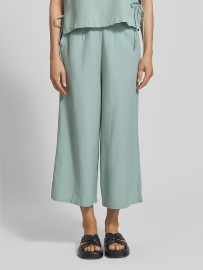 Frauenmodel trägt Culotte aus Viskose-Mix mit Eingrifftaschen Modell 'PRISILLA' von Vila, Leinen-Viskose-Mix, Loose-Fit, Ganzkörperansicht von vorne.