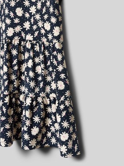 Mädchen trägt Leicht ausgestelltes Freizeitkleid aus Baumwoll-Mix von s.Oliver RED LABEL, Optik:Allover-Muster, Nahaufnahme Unterteil.