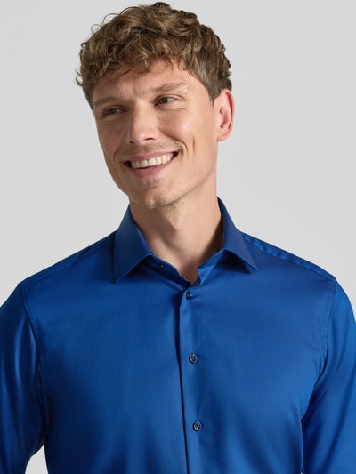 Männermodel trägt Regular Fit Business-Hemd mit Kentkragen von Christian Berg Men aus puur katoen, knoopsluiting, met lange mouwen, Nahaufnahme Oberkörper.