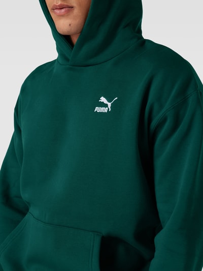 PUMA PERFORMANCE Bluza z kapturem i wyhaftowanym logo model ‘Classics Relaxed Hoodie’ Butelkowy zielony 3