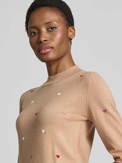 Frauenmodel trägt Strickpullover aus Viskose-Mix mit Stitchings von Apricot, Allover-Look, Slim Fit, Rundhalsausschnitt, Nahaufnahme Oberkörper.