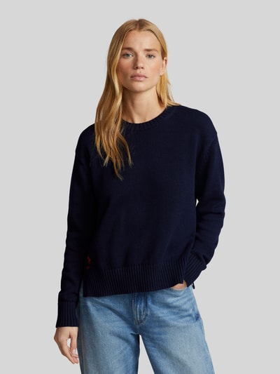 Frauenmodel trägt Regular Fit Strickpullover aus reiner Baumwolle von Polo Ralph Lauren in Dunkelblau, unifarben, Nahaufnahme Oberkörper.