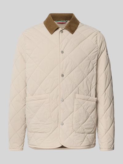 Produktfoto, Steppjacke mit Eingrifftaschen von CINQUE in Beige, gerader Schnitt, kontrastiver Umlegekragen, sichtbare Druckknöpfe, strukturierte Oberfläche