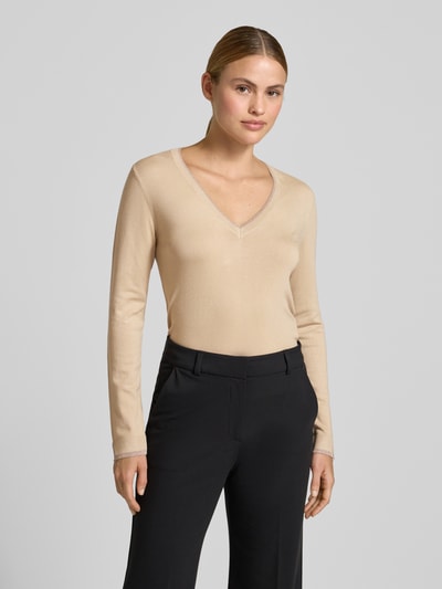 Frauenmodel trägt Slim Fit Longsleeve aus Viskose-Mix mit V-Ausschnitt von Liu Jo White in Beige, Logo-Detail, elastische Abschlüsse, Ganzkörperansicht von vorne. Damen Longsleeve, Rückenlänge bei Größe S: 55 cm, Ärmellänge: 58 cm.