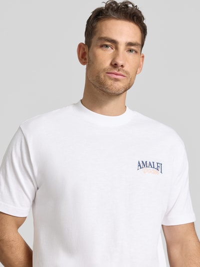 Männermodel trägt T-Shirt aus Baumwolle mit rückseitigem Print von MCNEAL, Reine Baumwolle, Relaxed-Fit, Rundhalsausschnitt, Nahaufnahme Oberkörper.