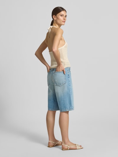 Vrouwenmodel draagt Bermudas uit denim in used-look van Jake*s Casual, relaxed fit, steekzakken, lichte blauwe tinten, binnenbeenlengte 59 cm, bandwijdte 36 cm bij maat 36, volledig lichaam achteraanzicht.