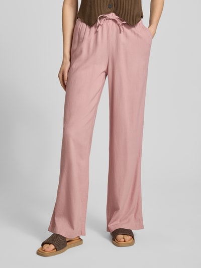 Frauenmodel trägt Wide Leg Leinenhose mit elastischem Bund Modell 'GOA' von Only, Optik: Unifarben, Viskose-Leinen-Mix, seitliche Eingrifftaschen, Passform: Wide-Leg-Pants, Bundabschluss: Elastisch, Verschluss: Tunnelzug, Ganzkörperansicht von vorne.