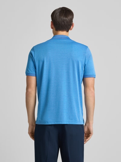 Männermodel draagt Regular Fit Poloshirt met borstzak van RAGMAN, puur katoen, polokraag met korte knoopsluiting, logostitching, heren, ruglengte maat M 62 cm, ganzkörperansicht achterkant.