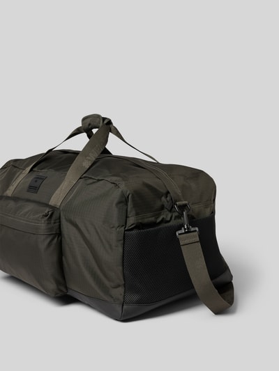 Produktfoto, Weekender mit abnehmbarem Crossboby-Riemen Modell 'NORTHWOOD ADDISON' von Strellson w kolorze khaki, jednolity, z siatkowymi kieszeniami i widocznym label patch, z ukrytym dwukierunkowym zamkiem, główna komora, boczne kieszenie, wygodne uchwyty.