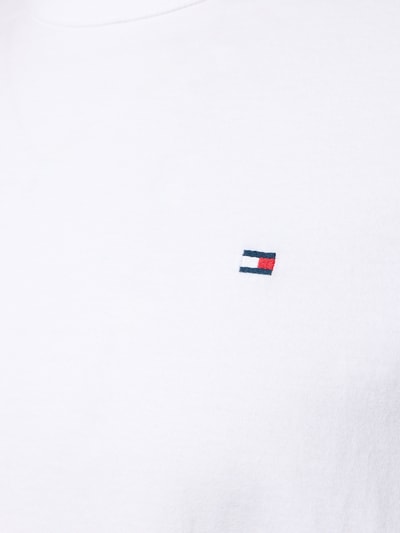 Männermodel trägt T-Shirt Set aus reiner Baumwolle im 3er-Pack von Tommy Hilfiger, Optik: Unifarben, Logo-Detail, Nahaufnahme Oberkörper.