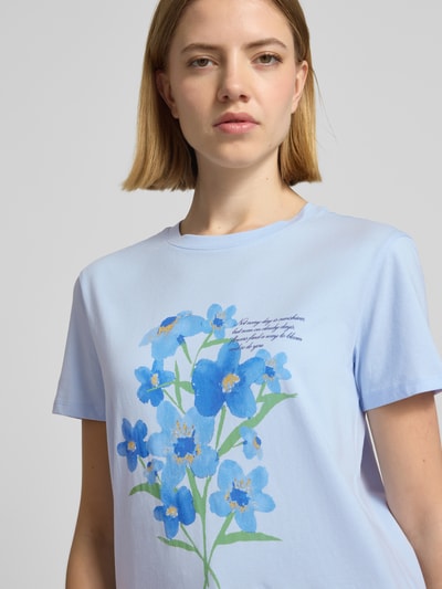 Frauenmodel trägt T-Shirt mit Motiv-Print und Rundhalsausschnitt von Jake*s Casual aus reiner Baumwolle, Regular-Fit, Nahaufnahme Oberkörper.