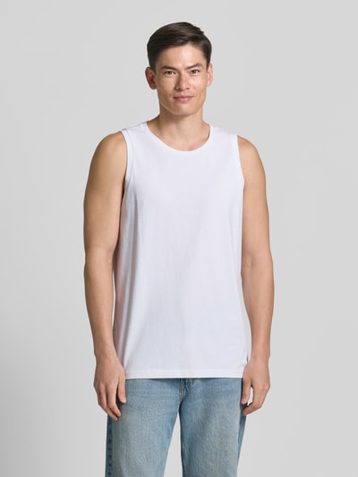 Männermodel trägt Relaxed Fit Tank Top aus Reine Baumwolle von Armedangels in Optik: Unifarben, Rundhals-Ausschnitt, breite Träger, Ganzkörperansicht von vorne.