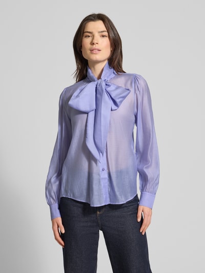 Vrouwenmodel draagt Regular Fit Schluppenbluse uit Lyocell-mix model 'ELEGANT' van HUGO, effen, semitransparant, ballonmouwen, strik, lichte glans, afgeronde zoom, vooraanzicht bovenlichaam.