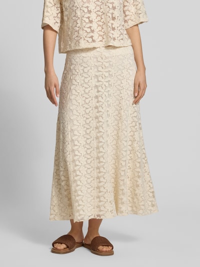 Vrouwenmodel draagt midirok im allover-look van Jake*s Collection, katoenmix, A-lijn, stitchings, beige tinten, volledige vooraanzicht