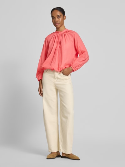 Frauenmodel trägt Relaxed Fit Bluse mit Stehkragen von More & More in Koralle, Reine Baumwolle, Raffungen, Langärmelig, Ganzkörperansicht von vorne.