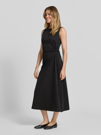 Modelka nosi Körpernahes Freizeitkleid aus reiner Baumwolle von Tommy Hilfiger, efekt: jednolity kolor, krój: dopasowany krój, długość do kolan, dekolt w łódkę, wiązany detal, wąskie ramiączka, wykończenie materiału: drobny splot, materiał: bawełna, całkowite ujęcie z przodu.