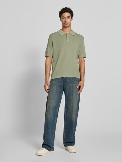 Männermodel trägt Regular Fit poloshirt aus puur katoen van Marc O'Polo Denim in effen kleuren met labelpatch en polokraag, knitwear, ganzkörperansicht van voren.