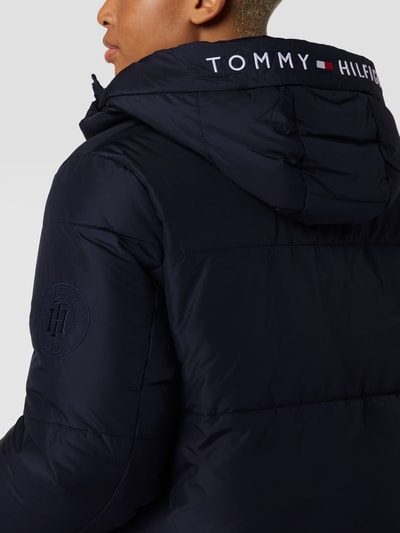 Tommy Hilfiger Curve PLUS SIZE Steppmantel mit Label-Details Modell 'Sorona' Marineblau 3