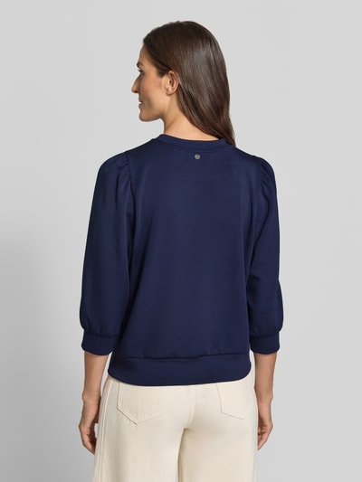 Vrouwenmodel draagt Relaxed Fit Sweatshirt uit elastische modalmix van Rich & Royal, donkerblauw, plooien aan schouderpartijen, ronde hals, 3/4-mouw, dames sweatshirt, geheel achteraanzicht.