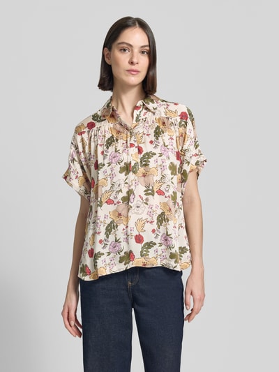 Frauenmodel trägt Bluse aus Viskose mit kurzer Knopfleiste Modell 'Winie Flowwi' von MOS MOSH, florales Muster, Hemdblusenkragen, Ganzkörperansicht von vorne.