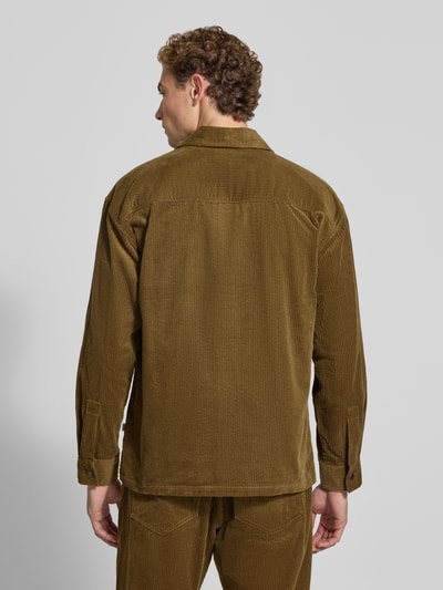 Männermodel trägt Regular Fit Hemdjacke aus Cord Modell 'David' von Wood Wood in Braun, reine Baumwolle, Ganzkörperansicht Rückansicht.