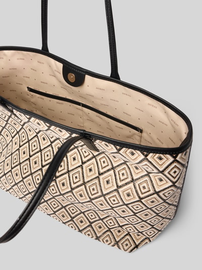 Produktfoto, Tote Bag mit herausnehmbarer Tasche Modell 'Sophia' von Guess, kremowo-czarne geometryczne wzory, detal z logo, główna przegroda z zapięciem na magnes, smukłe paski na ramię, Szerokość w rozmiarze 1: 47 cm, długość w rozmiarze 1: 34 cm, głębokość w rozmiarze 1: 20 cm, długość pasków na ramię w rozmiarze 1: 59 cm, wyjmowana kieszeń zapinana na zamek błyskawiczny