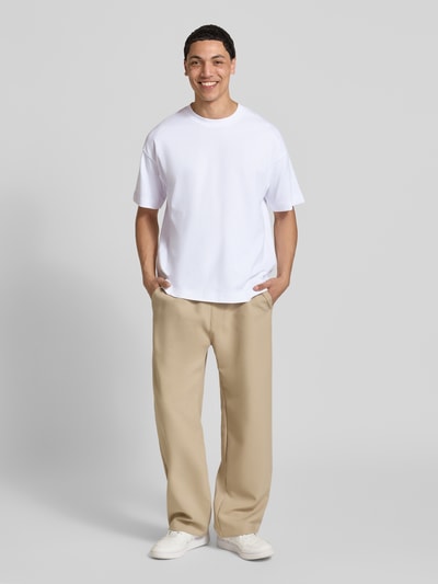Männermodel trägt T-shirt met ronde hals model 'BARRON' van Jack & Jones van katoenmix met stretch, regular fit, heren, witte kleur, glad textuur, ruglengte bij maat M 69 cm. Ganzkörperansicht van voren.
