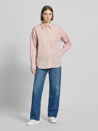 Frauenmodel trägt Relaxed Fit Bluse mit Brusttasche von JJXX, gestreifte Baumwolle, Hemdblusenkragen, Modell JAMIE, Ganzkörperansicht von vorne.