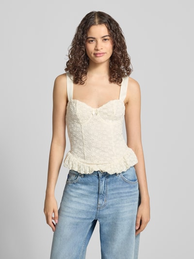 Frauenmodel trägt Slim Fit Top mit Allover-Spitzenbesatz von Gina Tricot, Zierschleife, Spaghettiträger, Rückenlänge bei Größe S: 24 cm, Ganzkörperansicht von vorne.