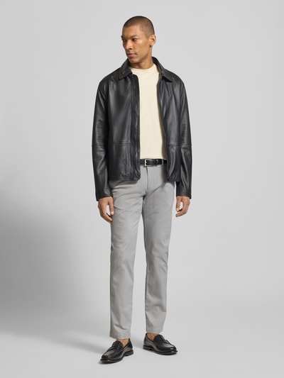 Männermodel trägt fein strukturierte Chino mit Gesäßtaschen von bugatti, hellgrau, Regular Fit, Baumwoll-Mix, Ganzkörperansicht von vorne