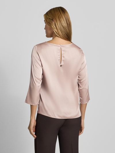 Vrouwenmodel draagt blouse uit satijn van Rinascimento, lichtroze, satijn, materiaalmix met stretch, getailleerde pasvorm, ronde hals, met lange mouwen, ruglengte maat S 59 cm, mouwlengte maat S 48 cm, geheel zichtbaar van achteren.