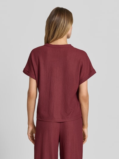 Frauenmodel trägt Regular Fit T-Shirt in Crinkle-Optik von s.Oliver RED LABEL in Dunkelrot, strukturierte Oberfläche, Ganzkörperansicht Rückansicht.