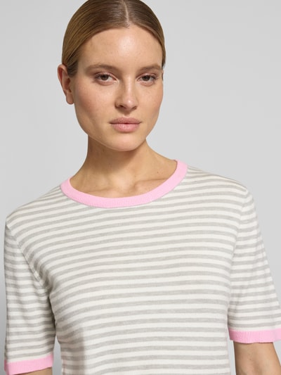 Vrouwenmodel draagt Relaxed Fit T-shirt uit viscosemix model 'Zanti' van FREE/QUENT, streepdesign in wit en grijs met roze randen, brei-look, half korte mouwen, ronde hals, elastische boorden, ruglengte maat S 57 cm, mouwlengte S 26 cm, close-up bovenlichaam.