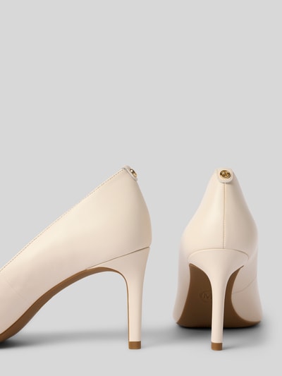 Productfoto, Pumps uit echt leer model 'Alina' van MICHAEL Michael Kors, gladde zool, spitse fit, hakhoogte 8 cm, beige tinten, detailopname.