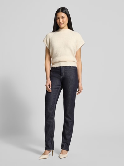 Modelka kobieca nosi Straight Fit Jeans aus Baumwoll-Lyocell-Mix Modell 'C_ADA SLIM HR 1.0' od BOSS Orange, dżins w optyce melanżu, pięć kieszeni, kolor ciemnoniebieski, widok całej sylwetki z przodu.