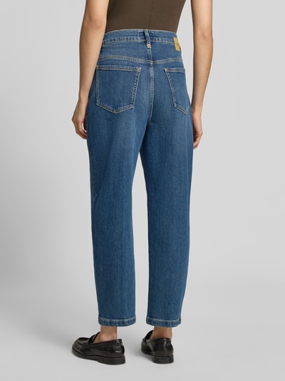 Frauenmodel trägt blaue Jeans aus elastischem Baumwoll-Mix von DRYKORN Modell 'Flown' mit 5-Pocket-Design, lockerer Passform, Ganzkörperansicht Rückansicht.