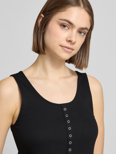 Frauenmodel trägt Slim Fit Tank Top aus Baumwoll-Mix Modell 'SIMPLE' von Only, Optik: Unifarben, Materialverarbeitung: Feinripp, Nahaufnahme Oberkörper.