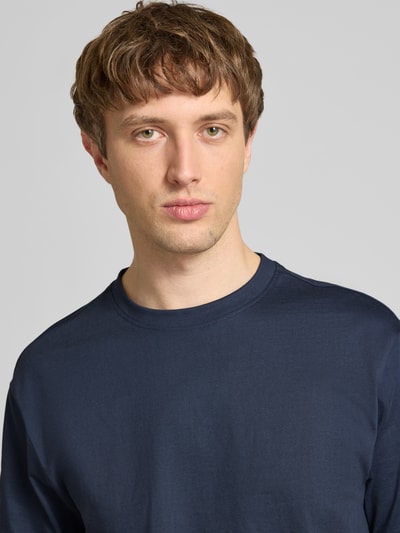 Männermodel trägt Relaxed Fit T-Shirt aus reiner Baumwolle Modell 'FRED LIFE' von Only & Sons in Unifarben, Nahaufnahme Oberkörper.