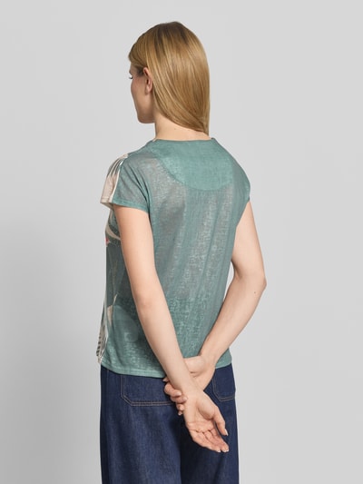 Vrouwenmodel draagt T-shirt met ronde hals van ZABAIONE, regular fit, met korte mouwen, met siersteentjes, ruglengte maat S 60 cm. Ganzkörperansicht Rückansicht.