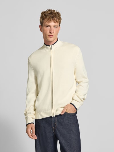 Männermodel trägt Strickjacke mit Reißverschluss Modell 'FREDERIKSBERG' von JACK & JONES, cremefarben, Kontraststreifen, Nahaufnahme Oberkörper, Baumwoll-Mix Regular Fit