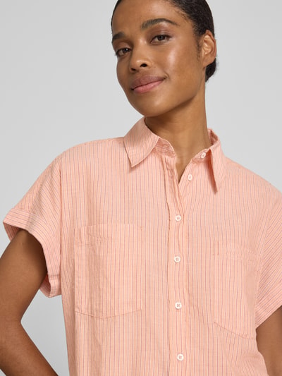 Frauenmodel trägt Boxy Fit Hemdbluse aus reiner Baumwolle von Marc O'Polo, Optik:Allover-Muster, Muster: gestreift, Brusttaschen, Nahaufnahme Oberkörper.