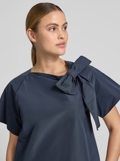 Frauenmodel trägt Regular Fit Kurzarmbluse mit Baumwoll-Anteil Modell 'RECENTE' von Weekend Max Mara in Dunkelblau, Nahaufnahme Oberkörper.