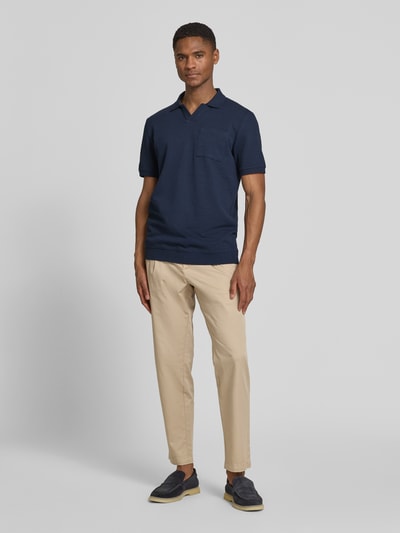 Männermodel trägt Regular Fit Poloshirt aus Baumwoll-Mix von s.Oliver RED LABEL, unifarben, strukturierte Optik, Ganzkörperansicht von vorne.