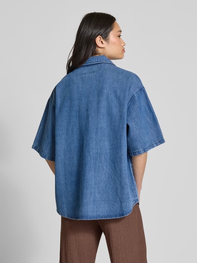 EDITED Bluzka jeansowa z nakładaną kieszenią na piersi model ‘Pheline’ Jeansowy niebieski 5