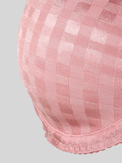 Frauenmodel trägt BH mit verstellbaren Trägern Modell 'AVERO' von Marie Jo, Material-Mix mit Stretch-Anteil, Stitchings, Nahaufnahme Oberkörper.